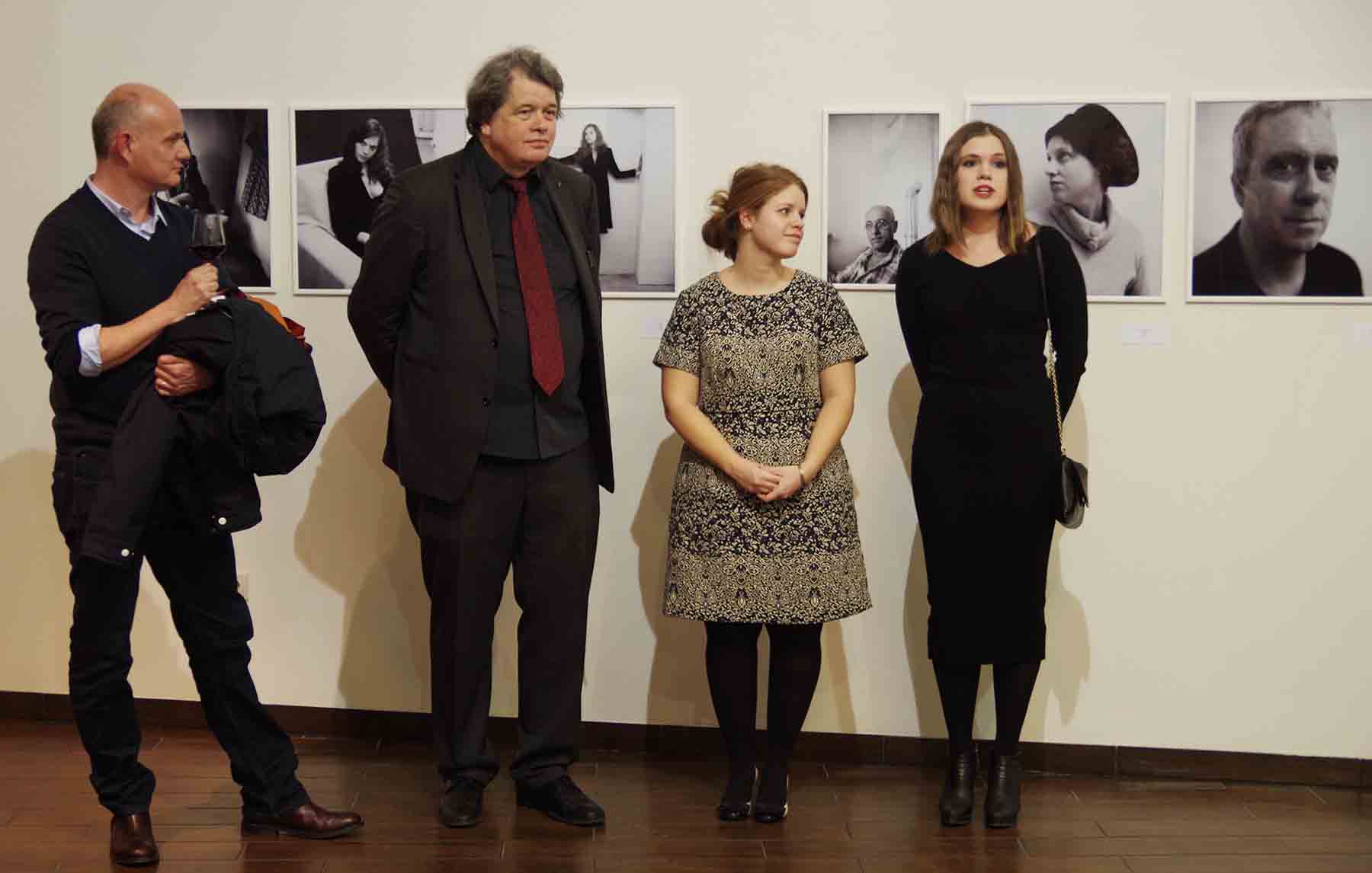 Axel Geis, Lars Schwander és az UVG Art Gallery munkatársai a Belső Reflexió című kiállítás január 28-ai megnyitóján - a szerző fotója