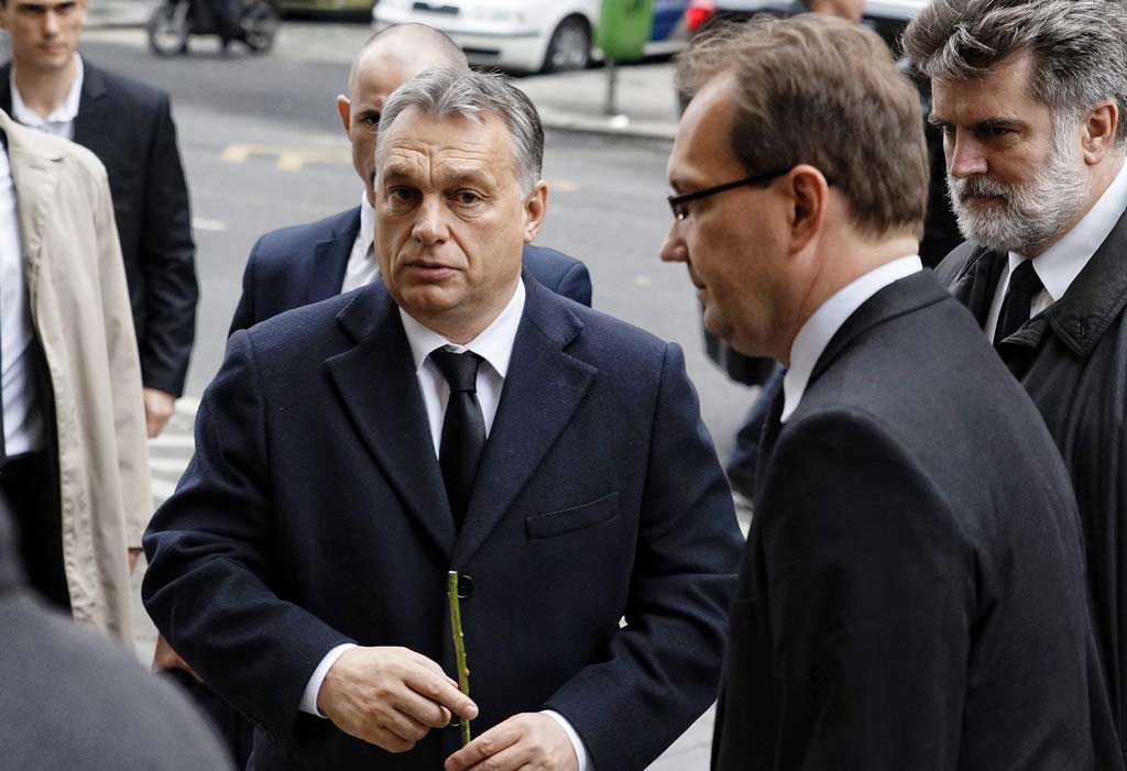 Orbán Viktor miniszterelnök (k) és Hoppál Péter, az Emberi Erőforrások Minisztériumának kultúráért felelős államtitkára (j2) érkezik a Zeneakadémiához.