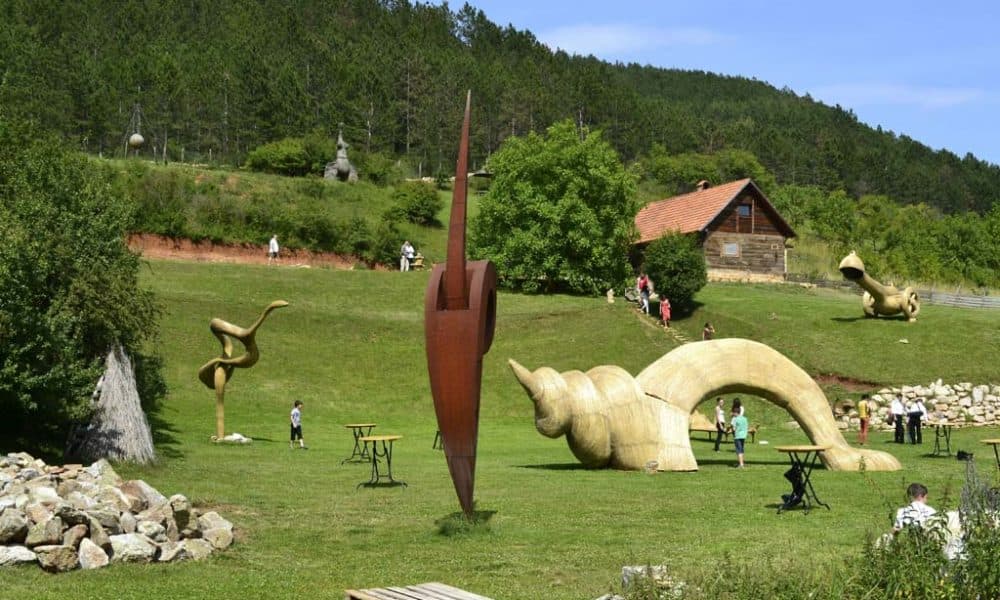 Magyarfenesen megnyitották Bartha Ernő szoborparkját