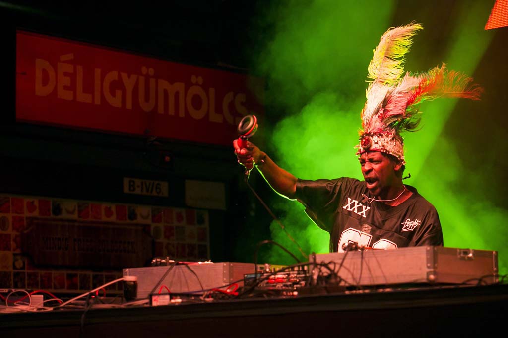 Ütős zene. Remi Kabaka a Gorillaz Sound System koncerten a Budapest Essentials fesztiválon, a Fővám téri Nagycsarnokban (hivatalos nevén Központi Vásárcsarnok) 2014. május 31-én.