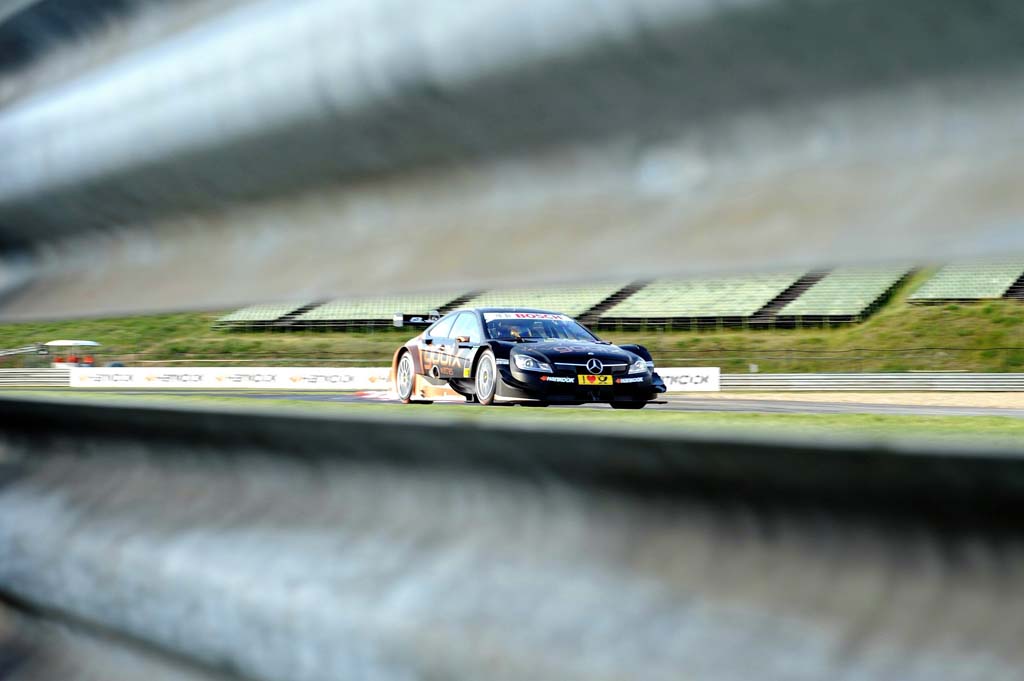 Pascal Wehrlein, a Mercedes-Benz német pilótája a német túraautó-bajnokság (DTM) magyarországi futamának időmérő edzésén a mogyoródi Hungaroringen 2014. május 31-én.