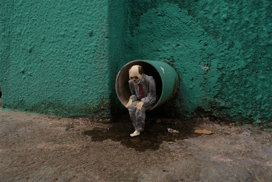 Isaac Cordal rémisztő miniszobrai új szintre emelik az utcai művészetet
