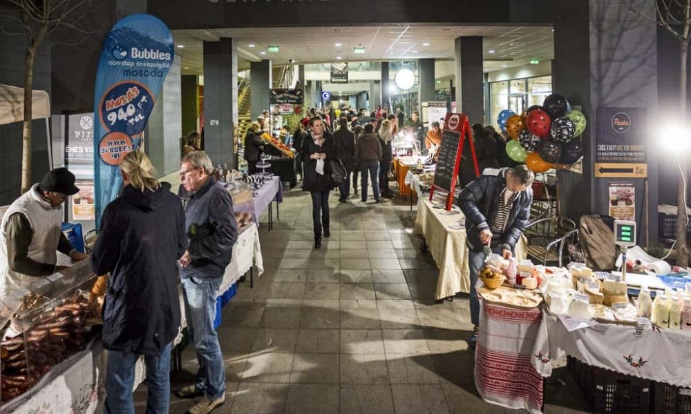 Az első esti piac a Central Passage-ban