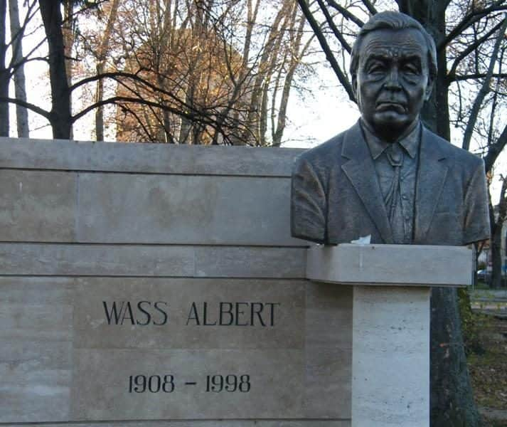 Beszélő Wass Albert-szoborral riogat az egri polgármester