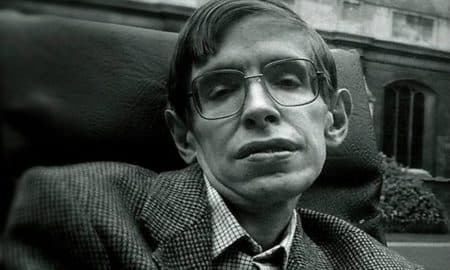 Stephen Hawking szerint ő lenne az ideális James Bond-gonosz