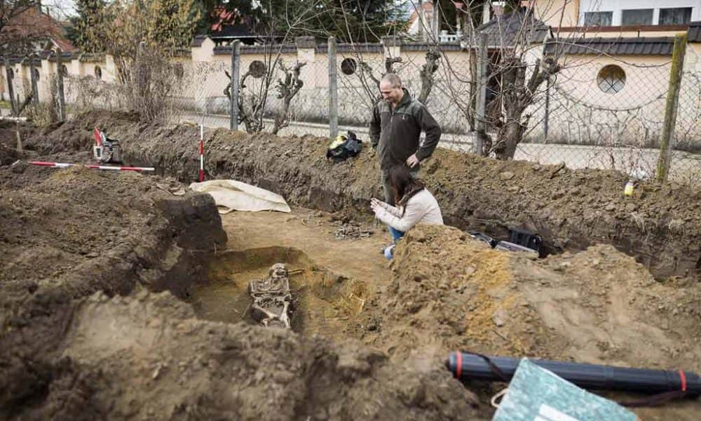 Jöttek a szomszédok is megnézni, milyen Árpád-kori sír van a kertben