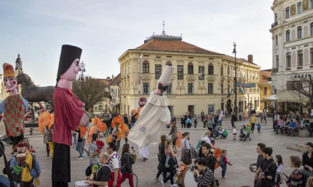 Ma óriási bábok lepik el a várost