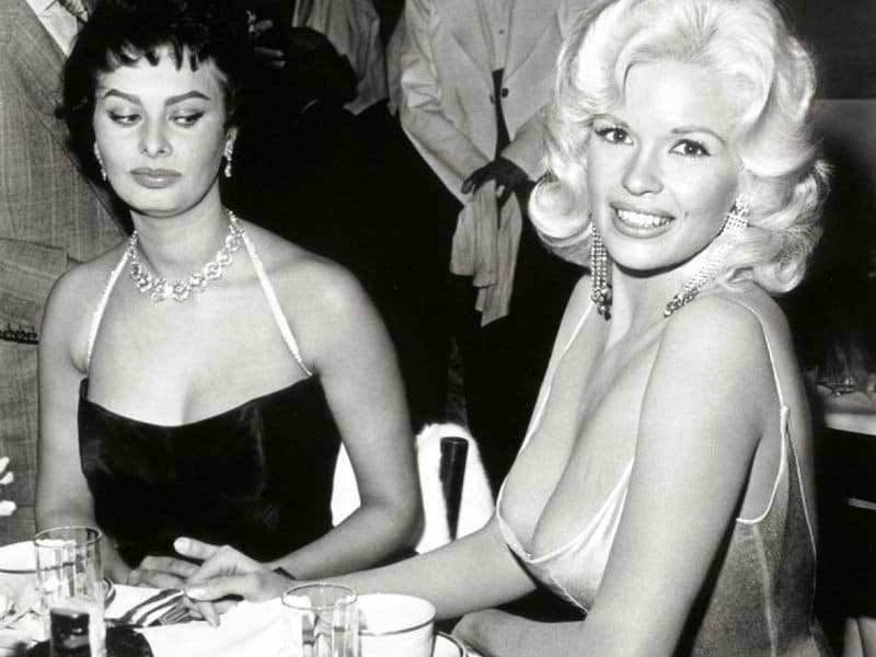 Így esett Sophia Loren tekintete mélyen Jayne Mansfield kebleibe