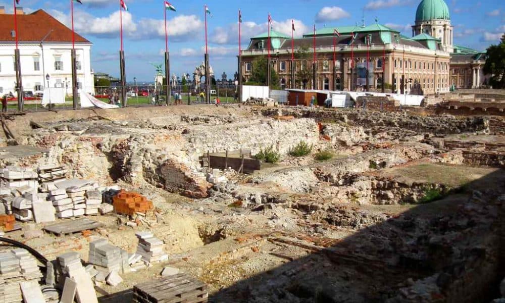 Titkos lakónegyedet és zsinagógákat rejt a föld a budai várban