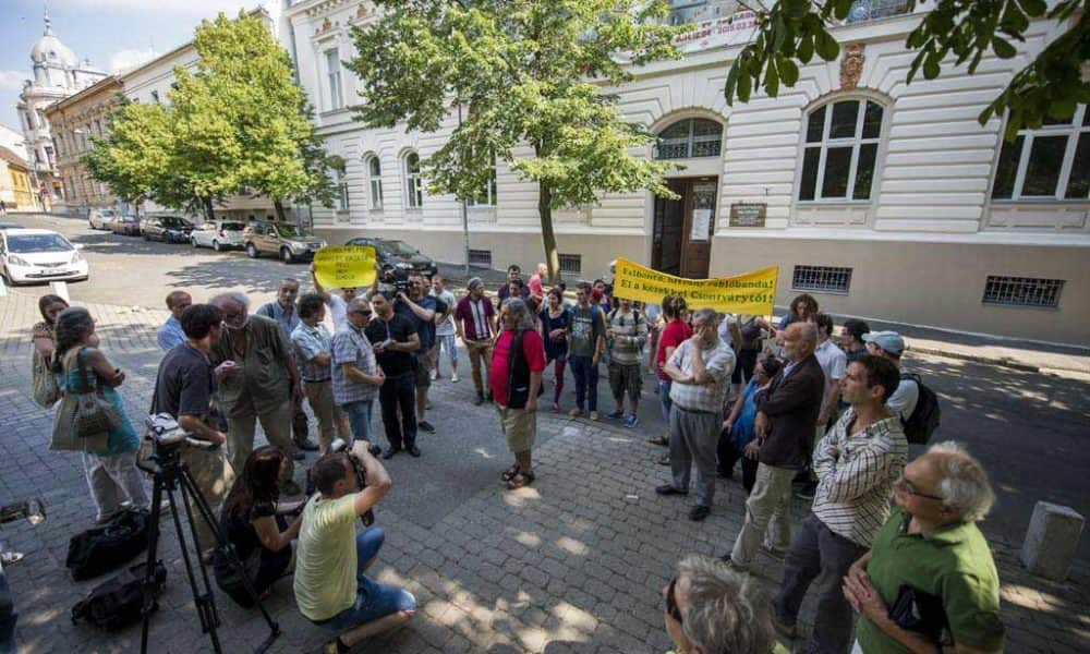 A civilek gőzerővel tüntetnek a Csontváry-képek elszállítása ellen