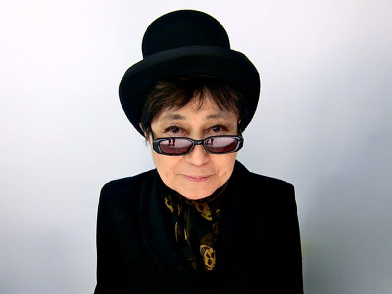 Száz macska landolt Yoko Ono lakásában