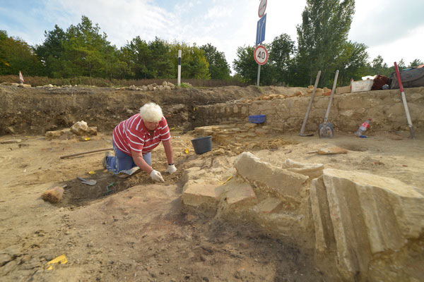 Középkori gótikus templom romjaira bukkantak, de nem módosítják az útépítési tervet