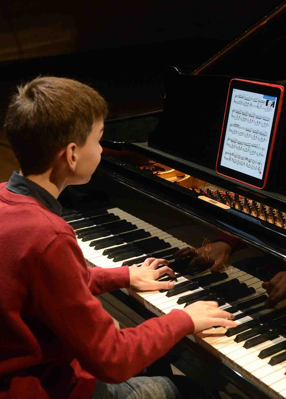 Budapest, 2015. október 13. Boros Misi zongorista mutatja be egy Apple iPad táblagép segítségével a Musica Piano kottaalkalmazást a Budapest Music Centerben tartott sajtóbemutatón 2015. október 13-án. Az egyelőre csak a zongorairodalmat felölelő, de idővel más komolyzenei műfajokra is kiterjesztésre kerülő, nagyrészt ingyenes alkalmazás a klasszikus zene játszását és oktatását gazdagíthatja. MTI Fotó: Soós Lajos