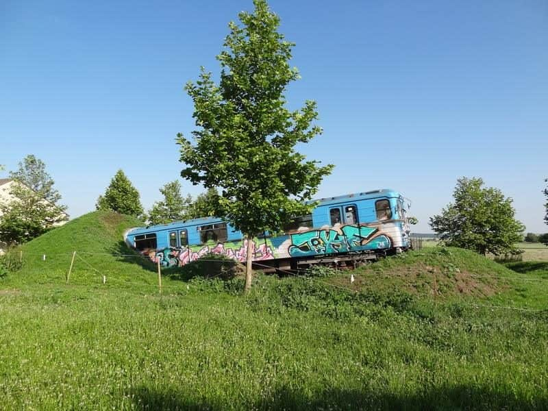 Kitört a földből az 5-ös metró egyik kocsija