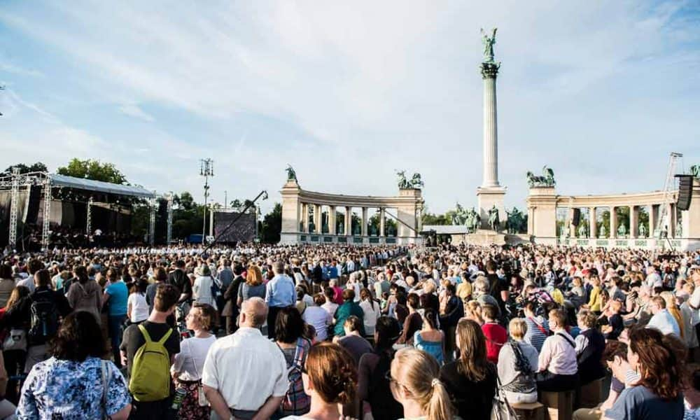 Fischer Ivánék a toleranciát hirdetik a Hősök terén