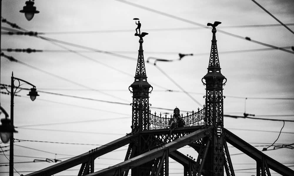 A London Eye és az Eiffel torony tetejére készül az esernyős ember