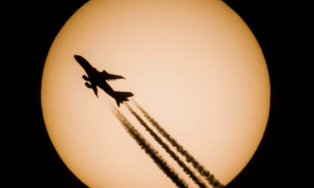 A nap képe: Airbusz száguld a Nap előtt