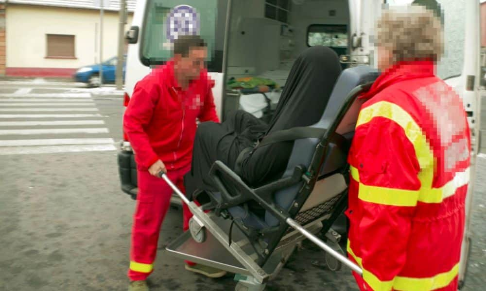 Hullazsákban tologatták Weiler Pétert a Dél-pesti Kórház előtt – fotók!