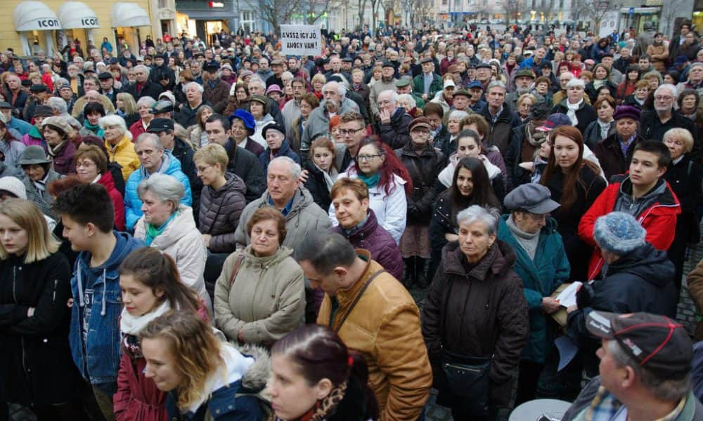 Dagad a színházi botrány: Tüntettek Jordán Tamásért, de nem szavazták meg a pályázatát