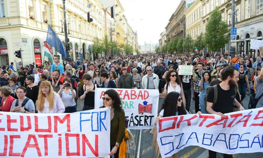 Itt élőben nézheted a LEX CEU elleni tüntetést