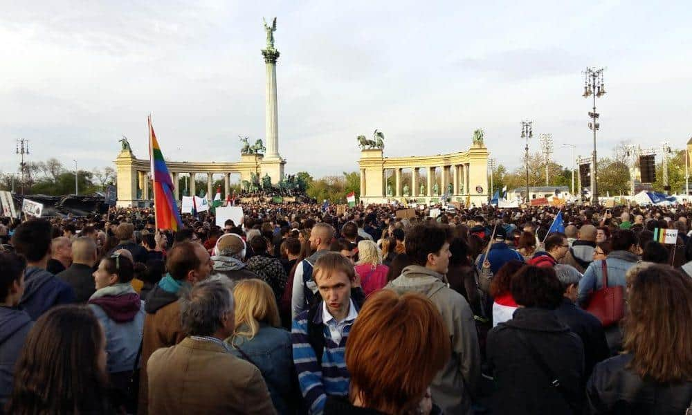 Sosem látott rendőri készültség a FIDESZ székháznál. ÉLŐ képek a tüntetésről