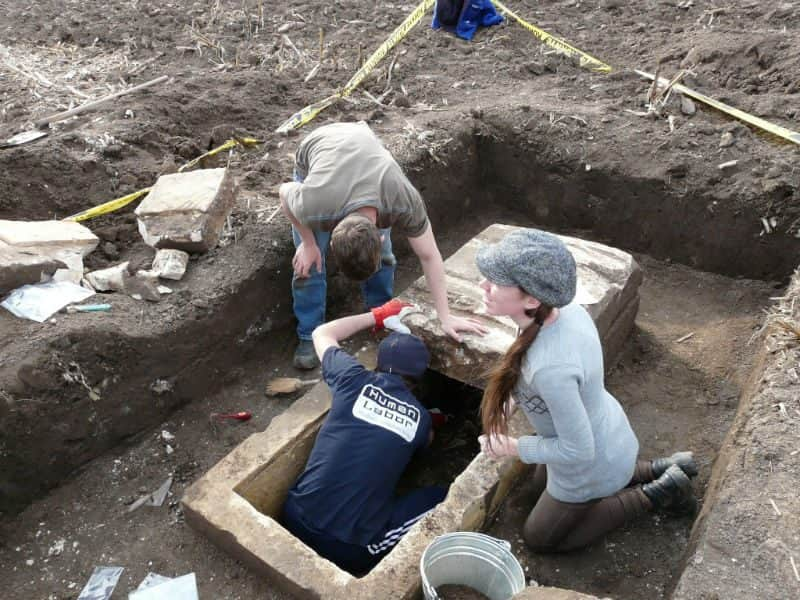 Szokatlanul sok illatszeres üvegcsét találtak egy nő 1700 éves koporsójában Környén