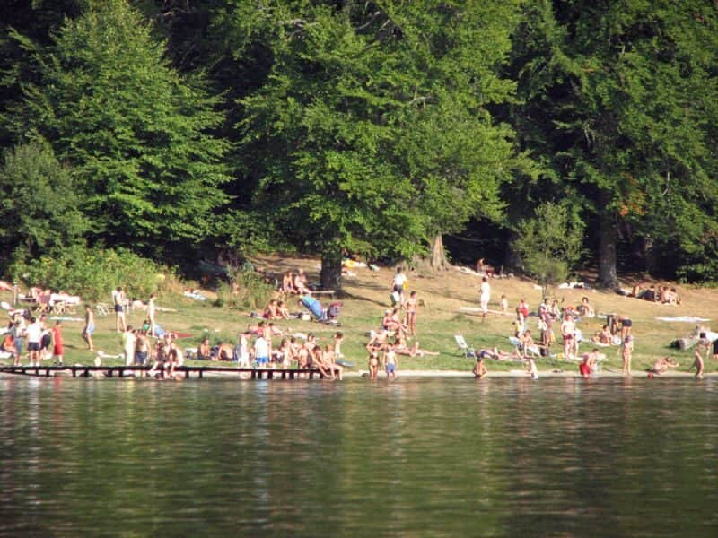 Piperkőc turisták szennyezik a Szent Anna-tavat