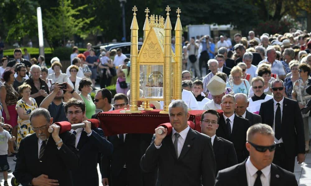 A nap fotója: Biztonsági őrök kísérték Szent László koponyáját