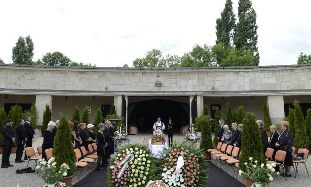 Pindroch Csaba megható beszéddel búcsúztatta Schubert Évát