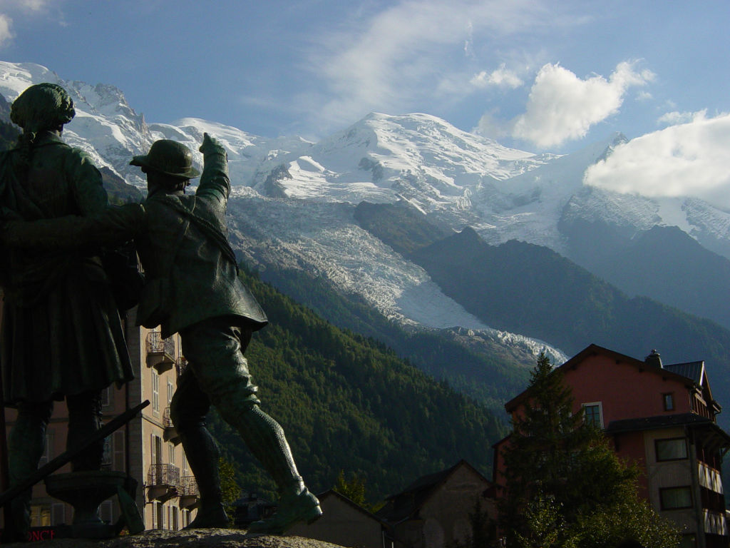 A rejtélyes repülőgép-szerencsétlenség nyomai kerülnek elő a Mont Blanc gleccsere alól