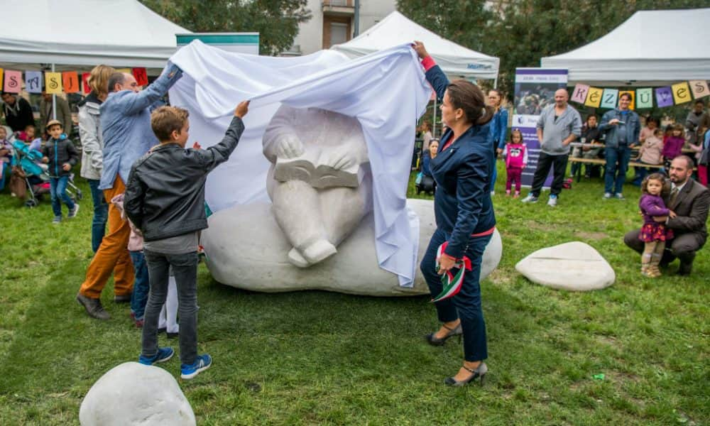 A nap fotója: Jópofa szobrot kapott Lázár Ervin