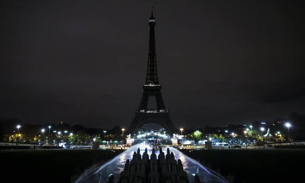 Láthatatlan látványosság: Már építik a golyóálló üvegfalat az Eiffel-torony köré