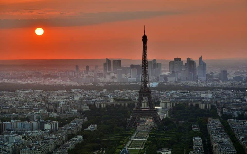 Ma éjszaka elsötétül az Eiffel-torony