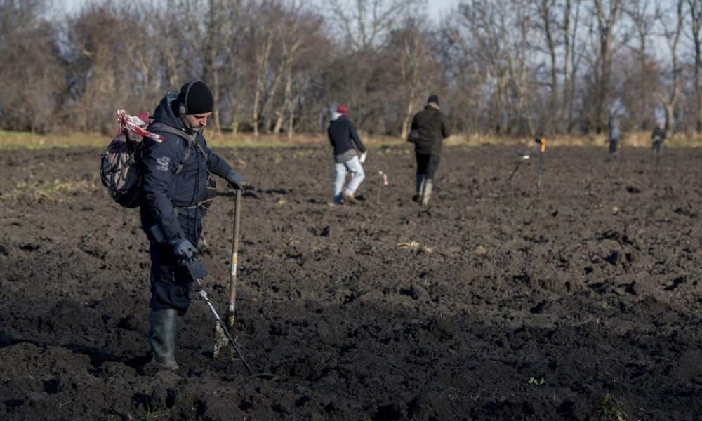 A nap fotója: Fémkeresővel kutatják át a mohácsi csata helyét