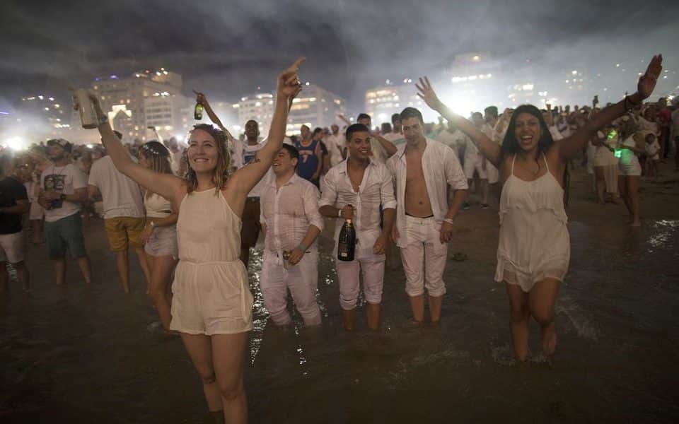 Ölelkezéssel ünnepelték az újévet a brazil tengerparton