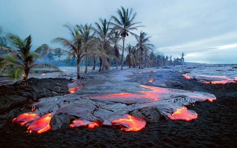 A Hawaiin kitört Kilauea tűzhányó elérte a Csendes-óceánt