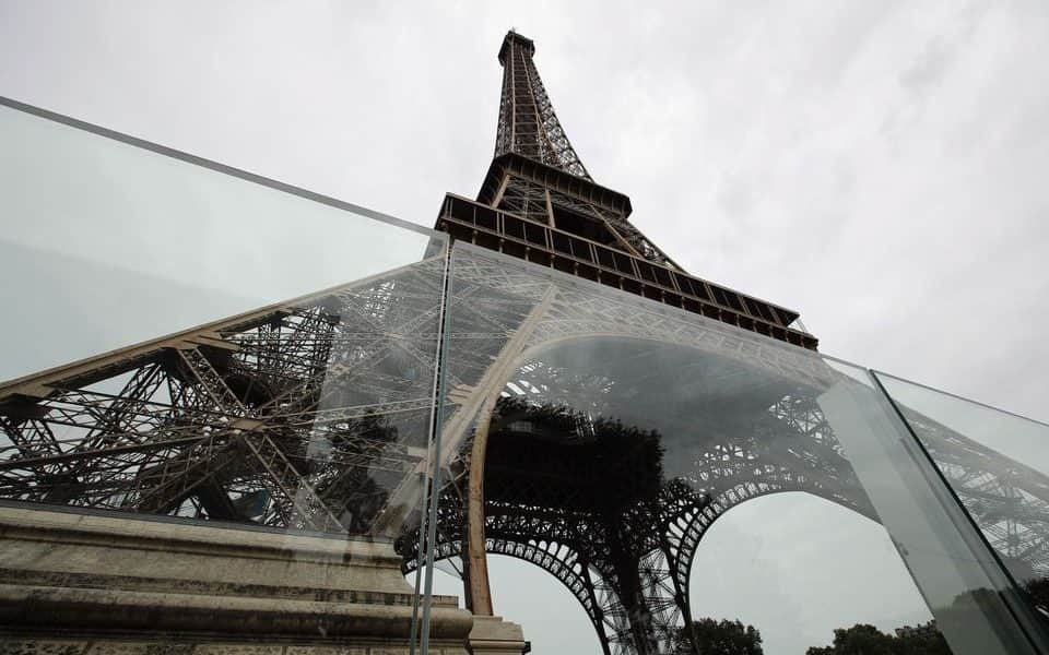 Átlőhetetlen üvegfal az Eiffel-torony körül