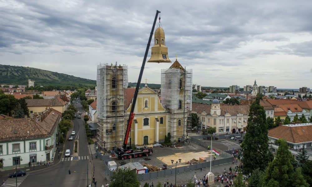 Nem a Szent Bertalan-templom tetején lesz a kávézó