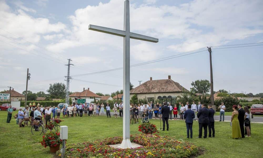 A nap fotója: Hat méter magas világító kereszt áll a Tisza-parti községben