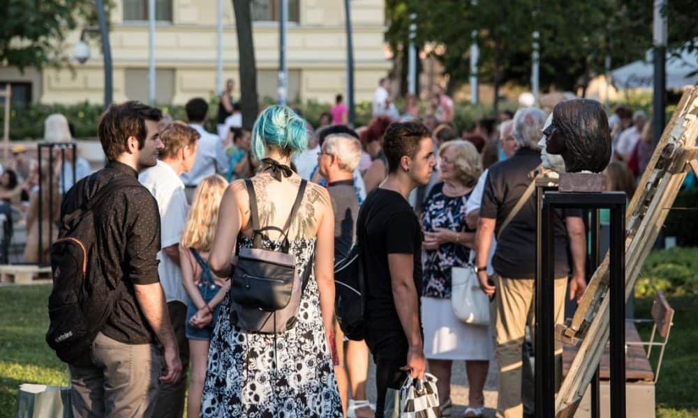 Ledöntöttek egy szobrot Szegeden a Dugonics téren