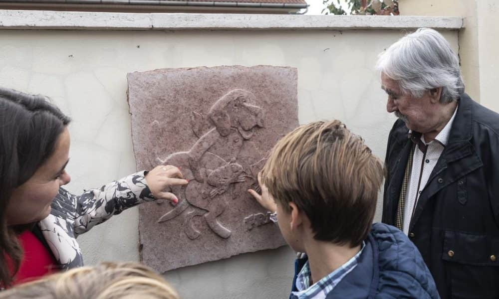 Emléktáblát kaptak Bálint Ágnes mesefigurái, Frakk és Labdarózsa