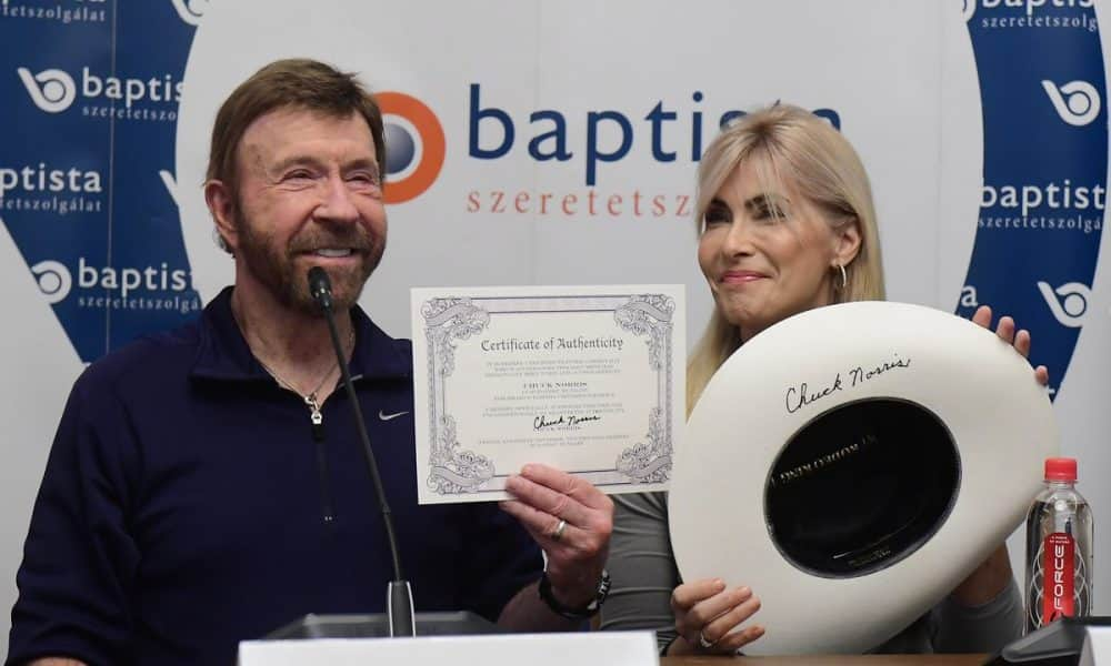 A nap fotója: Chuck Norris Budapesten örül egy magyar rendőrjelvénynek