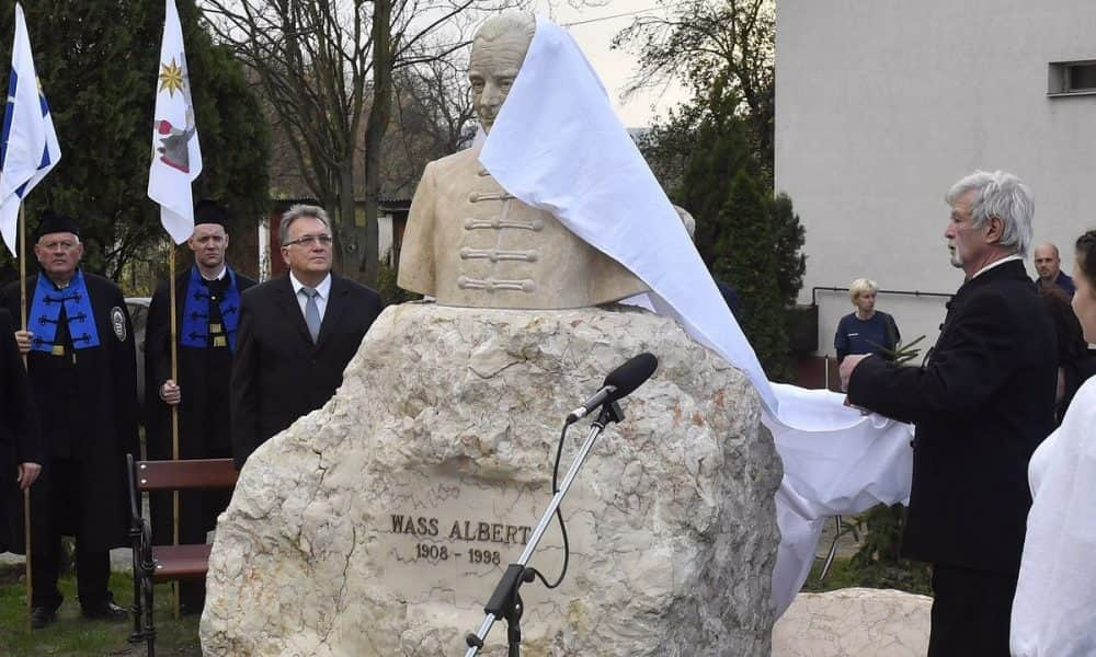 Papp Lajos szívsebészprofesszor leplezte le Wass Albert mellszobrát