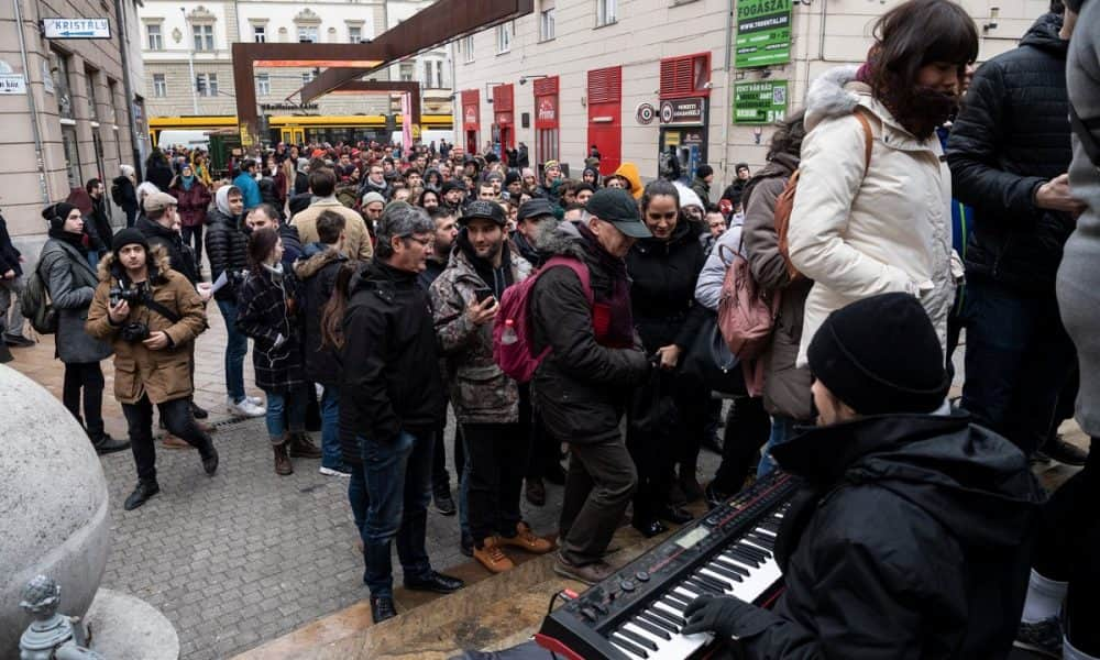 A nap fotója: Sokan vásároltak a Corvin mozi régi foteljeiből