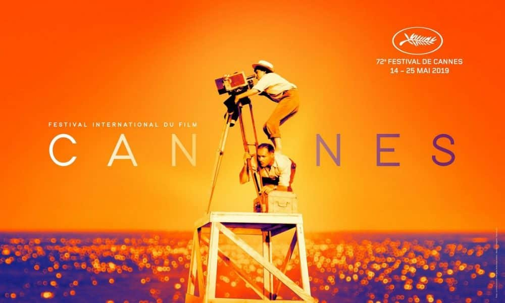 Cannes-i plakát: A két hete elhunyt filmrendezőnő egy technikus hátán áll