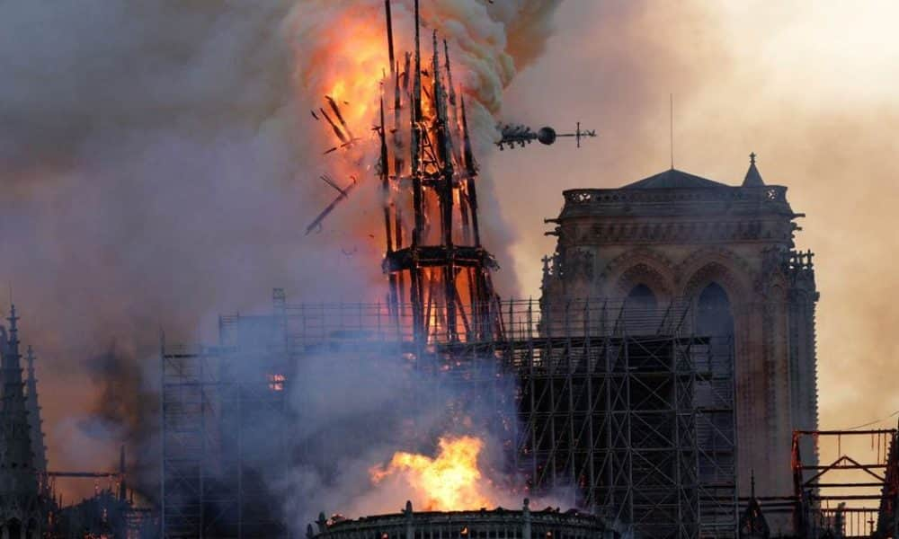 Leégett a Notre Dame