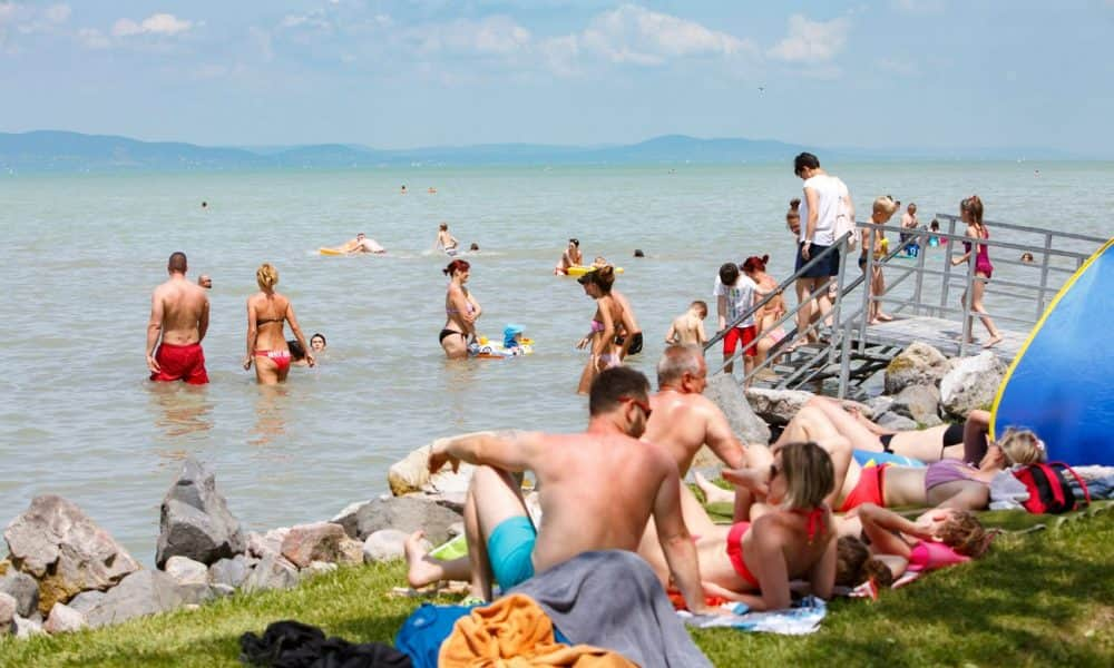 A nap fotója: Lubickolás a Balatonban