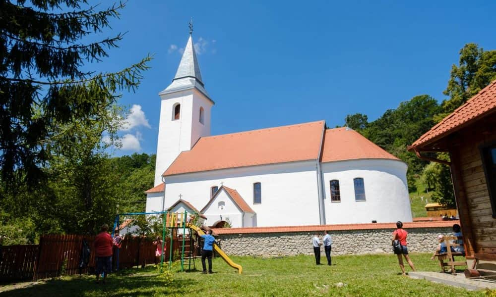 Felszentelték a villámcsapástól kigyulladt templomot Atyhán