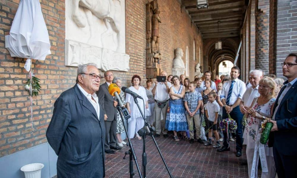 A szegedi Nemzeti Pantheonba került Simándy József szobra