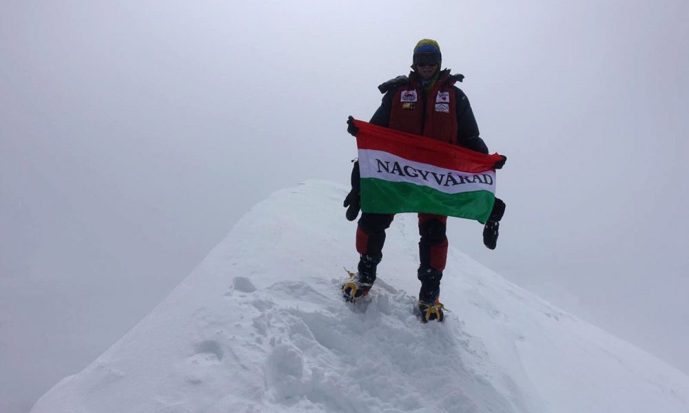 Varga Csaba hóviharban, de felért a 8080 méter magas Hidden Peak csúcsára